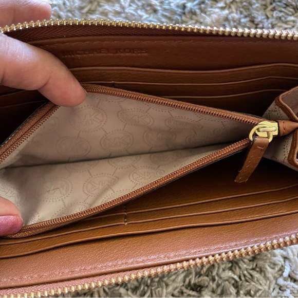 Michael Kors Wallet - Picture 4 of 4